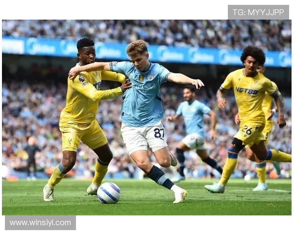 在水晶宫足球队队员官网上获取队员的最新转会消息与合同信息